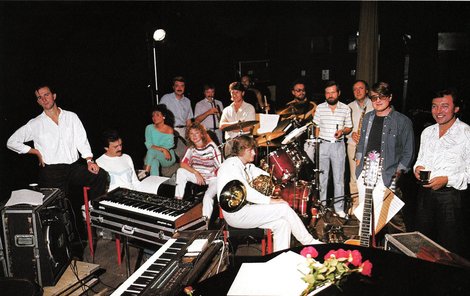 Karel Gott se členy Orchestru a sboru (1985). Ondřej Soukup vlevo.