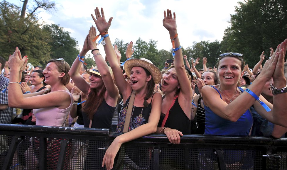 Fanynky na vystoupení Karla Gotta na Sázavafestu