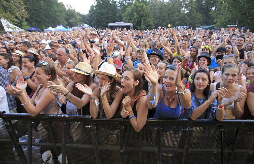 Fanoušci na vystoupení Karla Gotta na Sázavafestu.