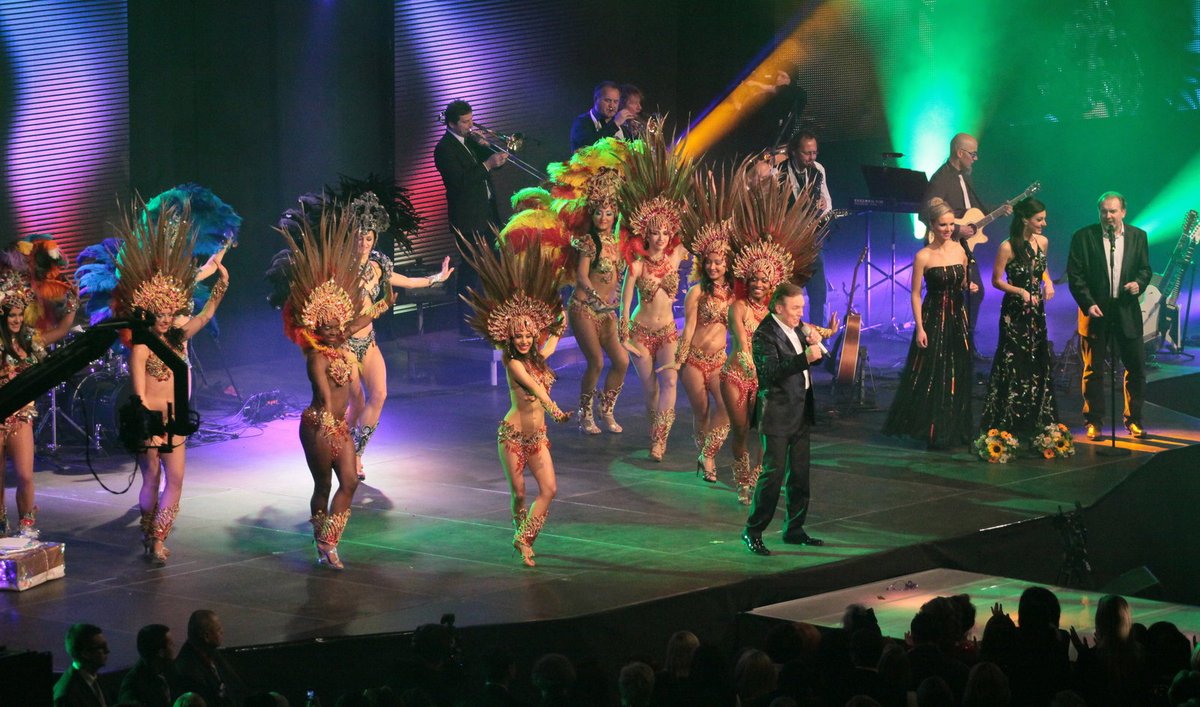 Během písně Lady Carneval se na pódiu objevily i exotické tanečnice.