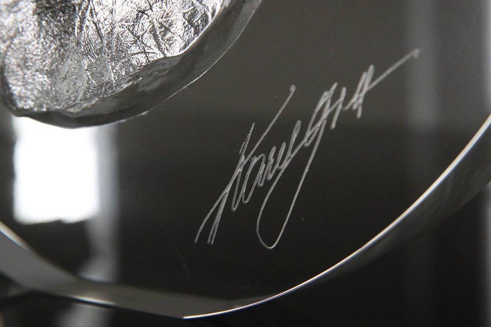 Podpis u křišťálové ruky Karla Gotta