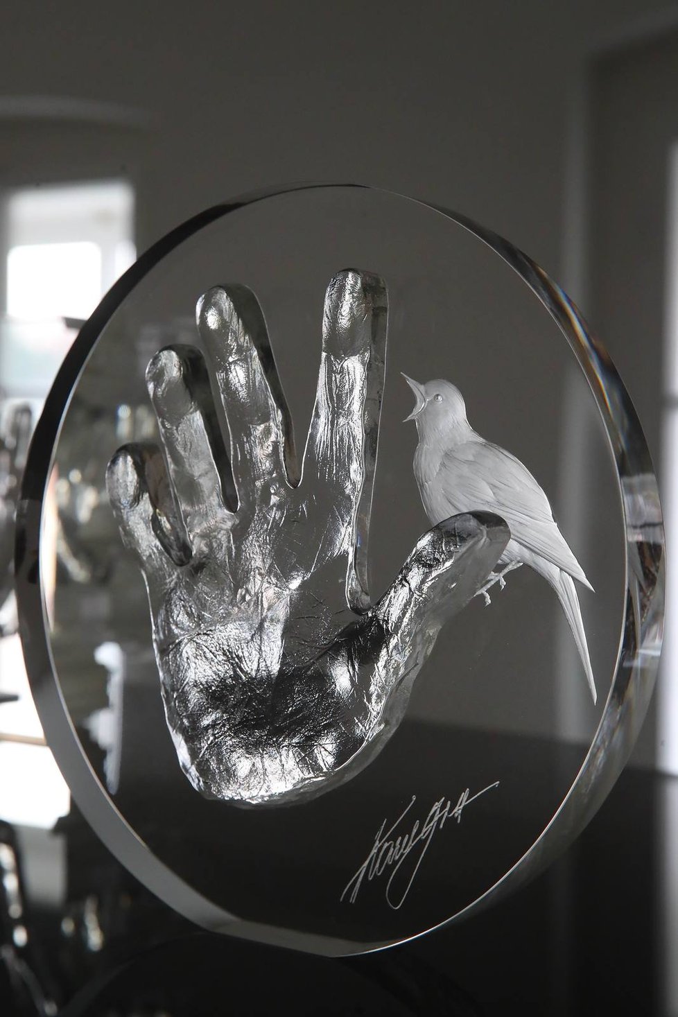 Křišťálová ruka Karla Gotta.