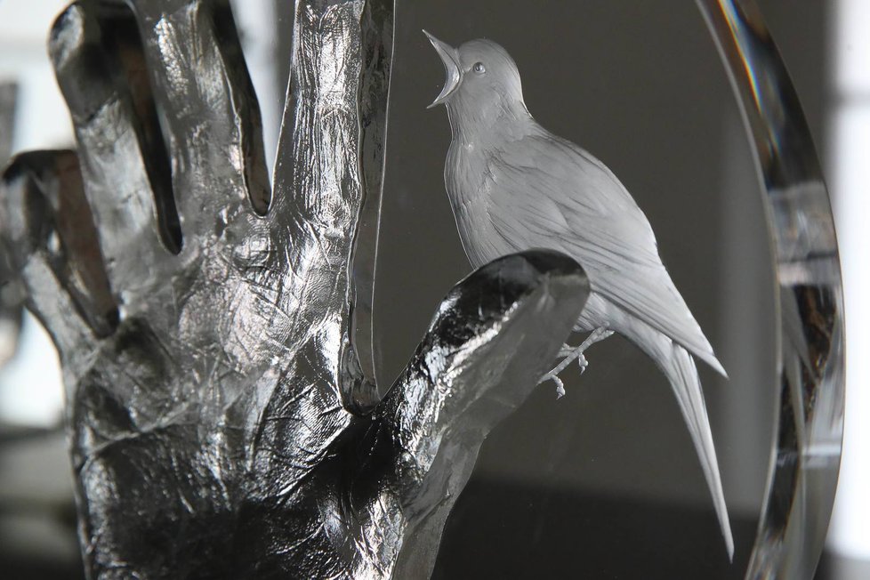 Křišťálová ruka Karla Gotta se symbolickým slavíkem.