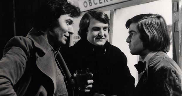 1975 - Karel Gott se Štaidlem a Erikem Pardusem během natáčení filmu Romance za korunu.