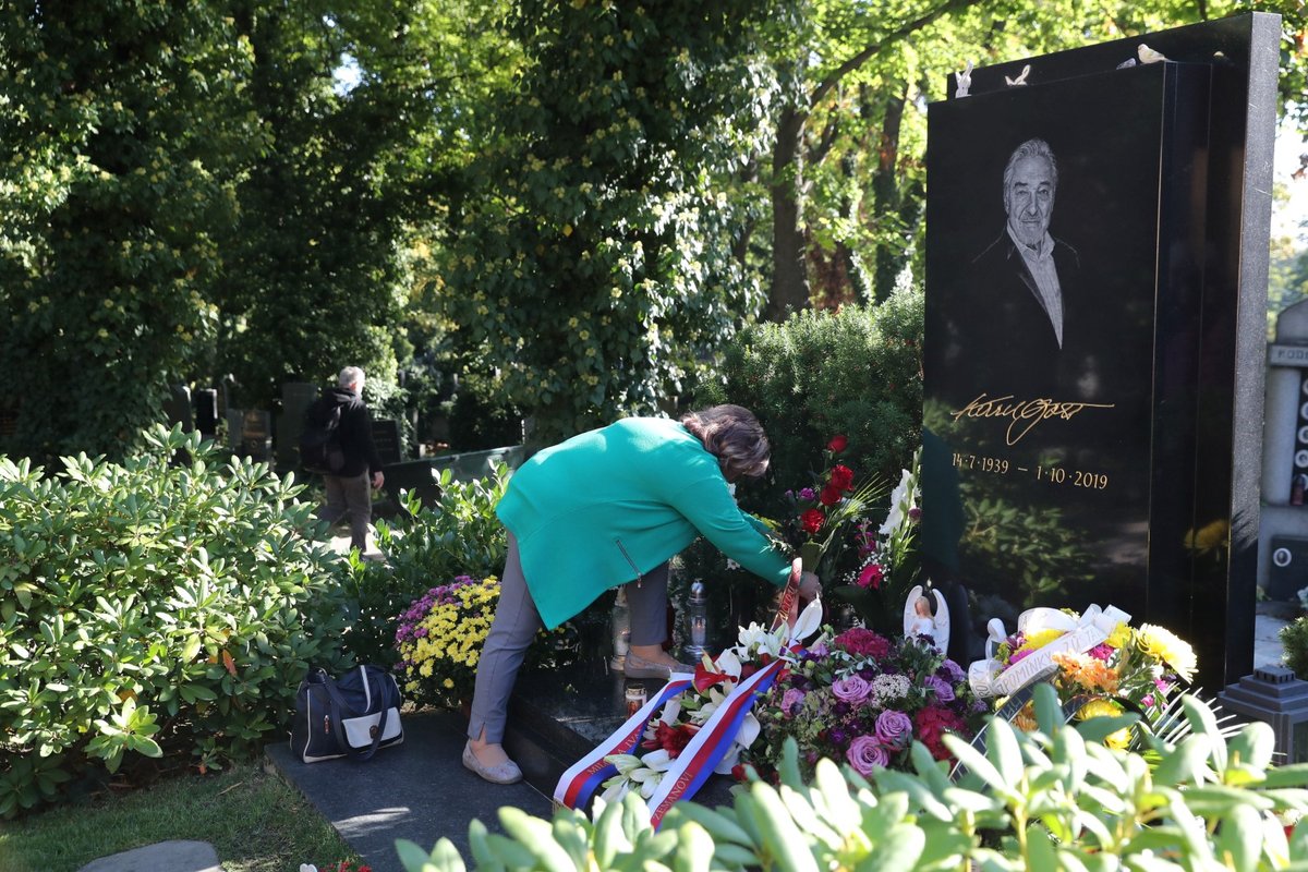 Lidé přišli vzdát hold Karlu Gottovi v den druhého výročí jeho smrti.