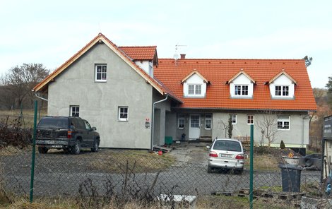 Takhle vypadá stavení, kde žije Marika s manželem a třemi dětmi.