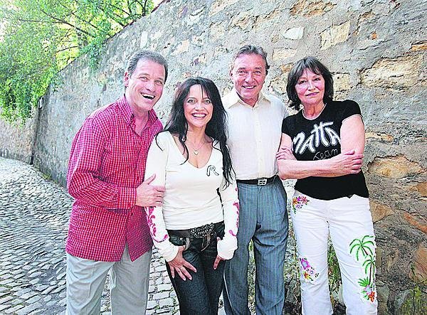 2006: Na letní scénu Divadla Ungelt si Marta pozvala Karla Gotta s Lucií Bílou. Na snímku s Milanem Heinem, ředitelem Ungeltu.