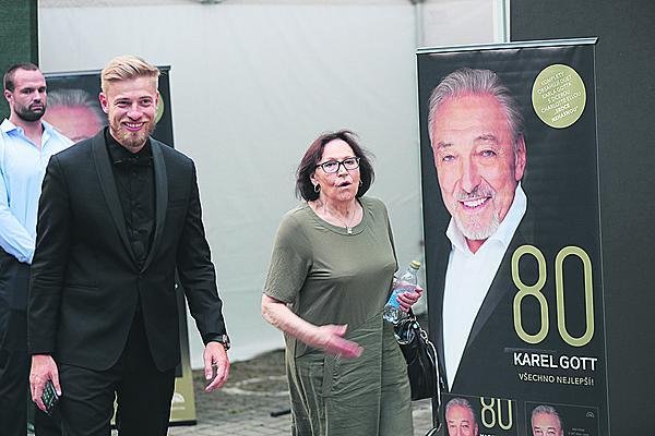 Červen 2019: Marta se dostavila do Divadla Na Jezerce, aby Karlovi k jeho 80. narozeninám zazpívala na přání Nepiš dál.