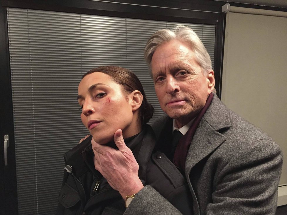 Michael Douglas zde natáčel se švédskou herečkou Noomi Rapace.