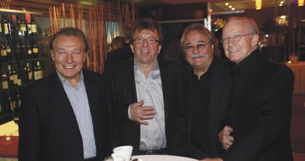 Michael Prostějovský (druhý zleva) společně s Karlem Gottem a dalšími umělci.