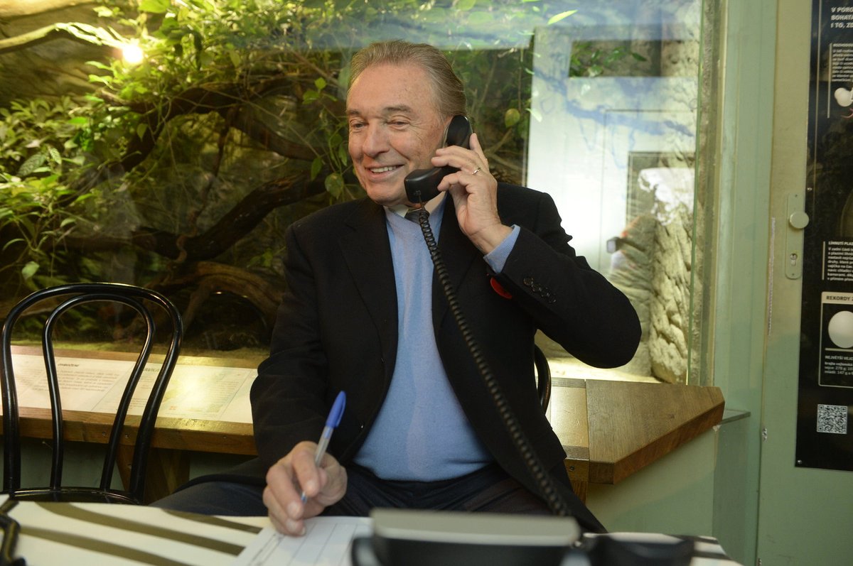 Karel Gott telefonuje.