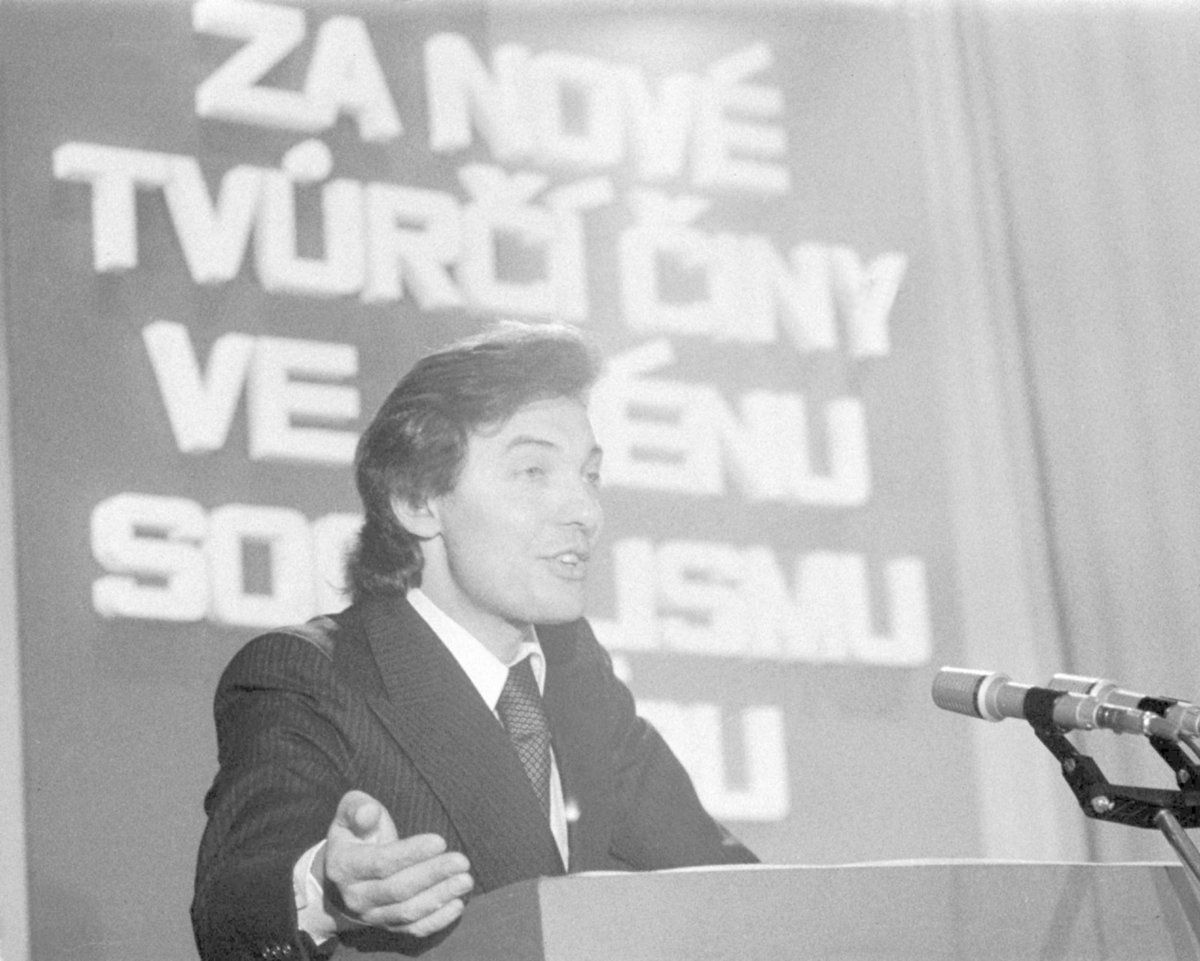 Karel Gott při projevu Anticharty