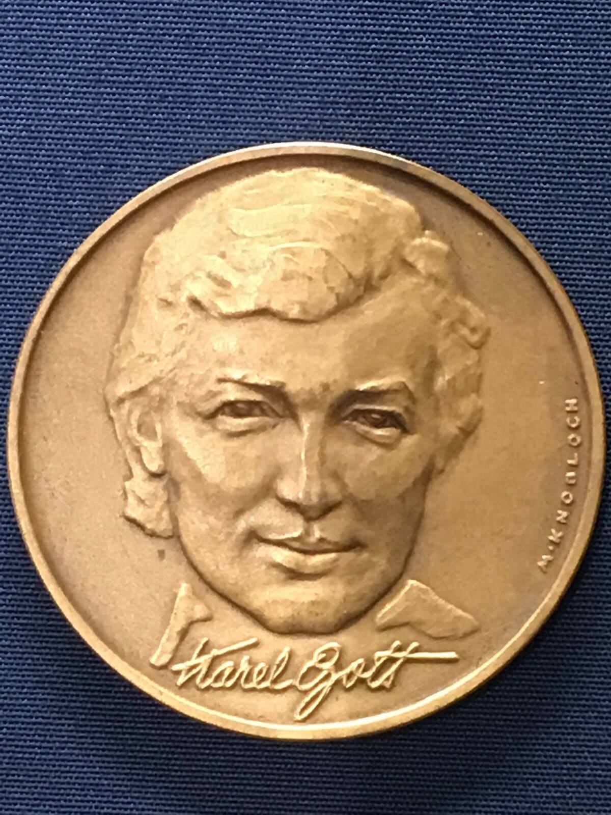Mince s podobiznou Karla Gotta z roku 1989