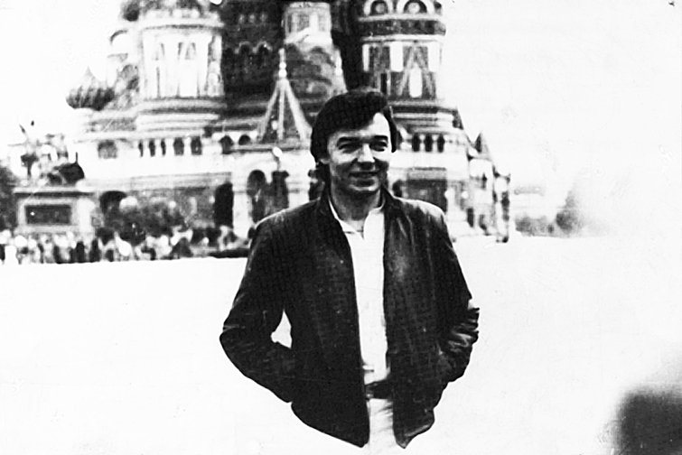 Moskva - Před chrámem Vasila Blaženého v roce 1982. Naposledy byl Karel v ruské metropoli v červnu, kdy zpíval v Čajkovského sále.