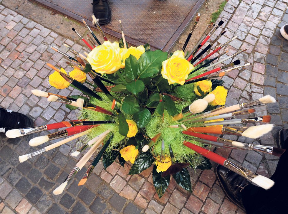 Dárkům k sedmdesátinám vévodila kytice plná štětců na malování. Neměla Karlovi naznačit, že má seknout se zpíváním a věnovat se jen výtvarnu, ale to, že nasliboval obrazy a kde nic tu nic.