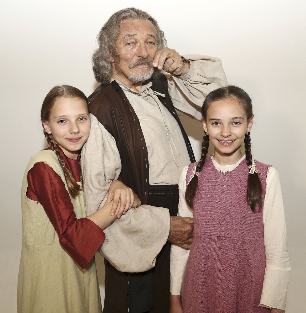 Karel Gott s dcerami při natáčení nové pohádky Když draka bolí hava.