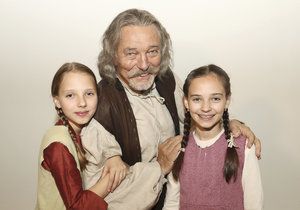 Karel Gott s dcerami při natáčení nové pohádky Když draka bolí hlava.