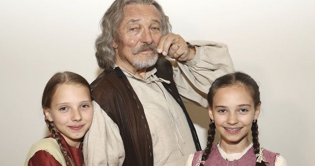 Karel Gott s dcerami při natáčení nové pohádky Když draka bolí hlava.
