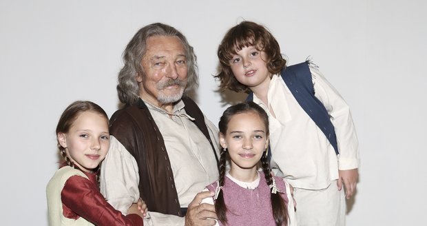 Karel Gott s dcerami při natáčení nové pohádky Když draka bolí hlava