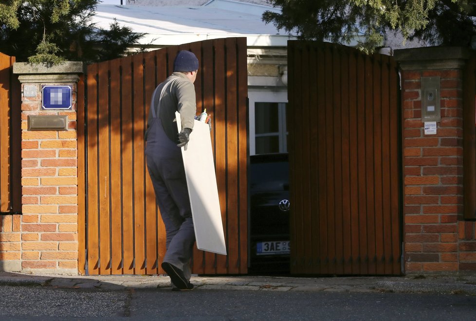 Během Gottova pobytu v nemocnici byla vila plná řemeslníků.