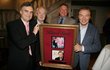 První foto Gotta s plaketou za 23 milionů prodaných nosičů v Německu.