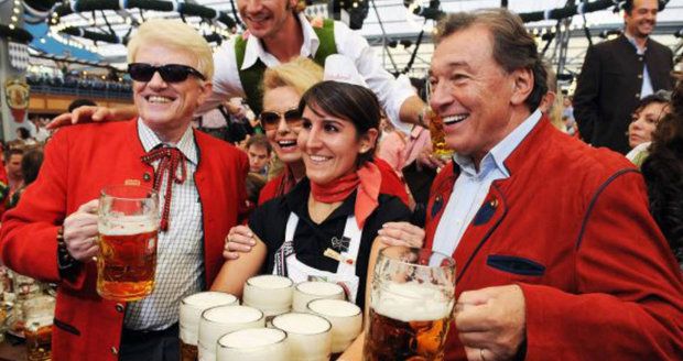 Němci chtějí Gotta na Oktoberfest: Slavík si získal Němce Včelkou Májou