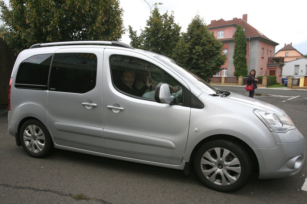 Olda Havránek vozí Slavíka v různých vozech.