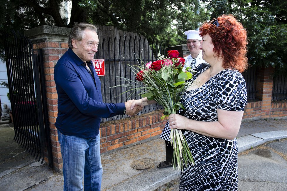 Fanynka Anděla gratuluje Gottovi s pugétem květin