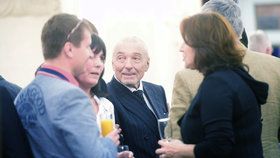 Karel Gott poprvé ukázal vlasy a zazpíval na oslavě Jiřiny Bohdalové.