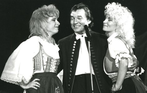 Karel s Pavlou Forest (vlevo) a Martou Vančovou v 90. letech...