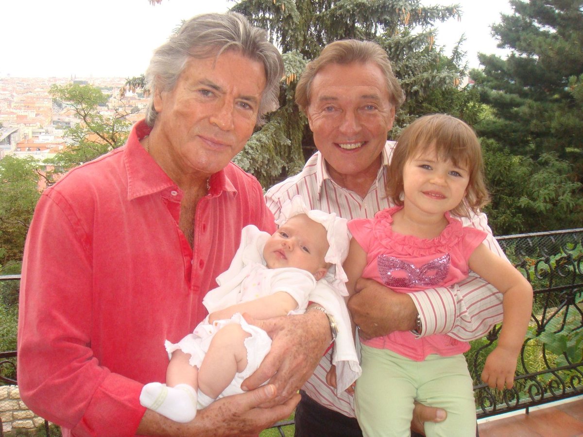 2008 - Pierre Brice s Karlem Gottem na Bertramce s jeho dcerami Charlotte a Nelly.