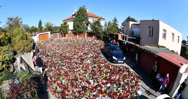 Pietní místo v ulici, kde bydlel Karel Gott.