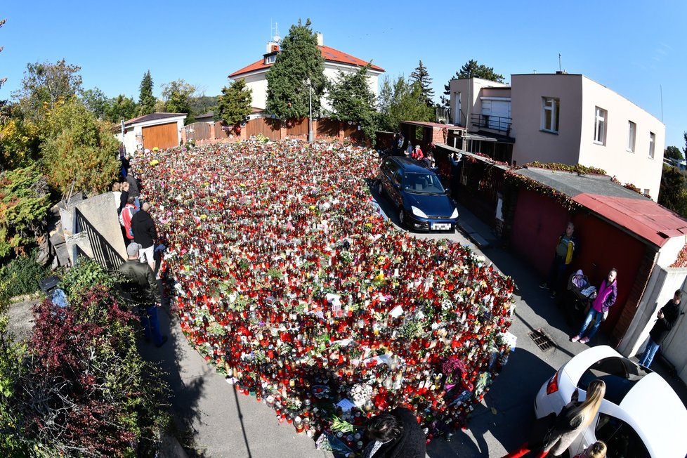 Pietní místo v ulici, kde bydlel Karel Gott.