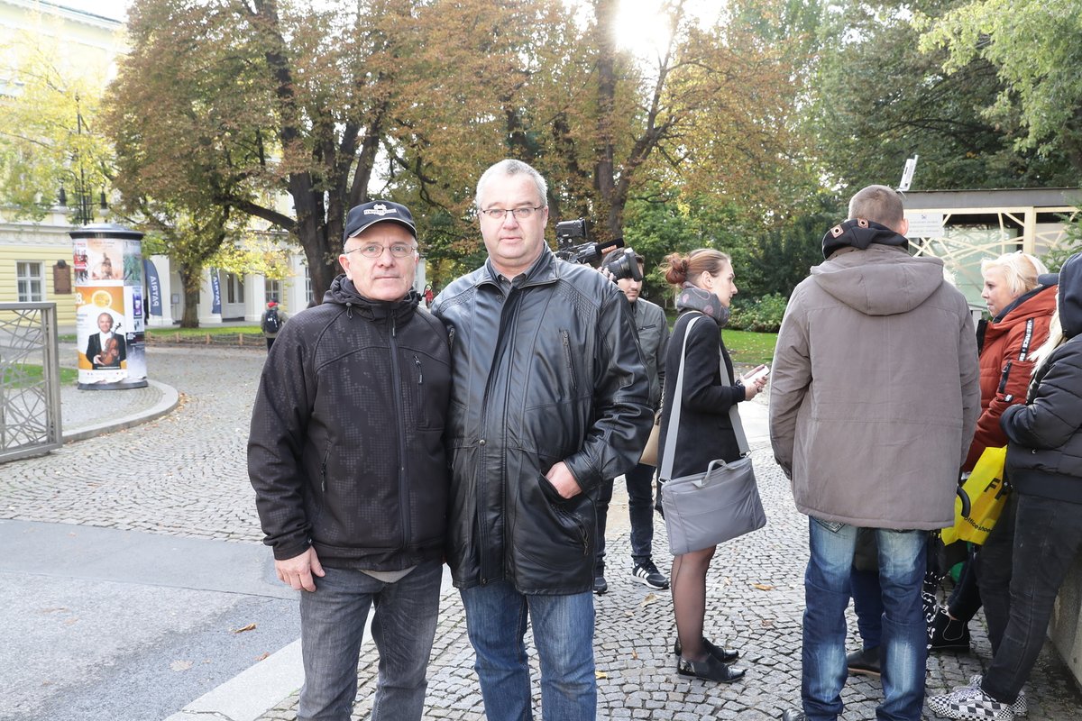 Další lidé, kteří jsou ochotni počkat ve frontě až do páteční ranní osmé hodiny, přicházejí k pietnímu místu na Žofíně.