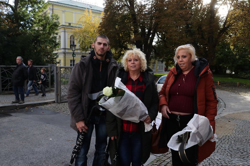 Další lidé, kteří jsou ochotni počkat ve frontě až do páteční ranní osmé hodiny, přicházejí k pietnímu místu na Žofíně.