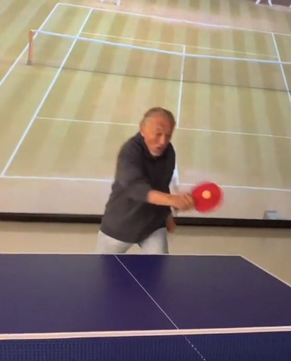 Karel Gott hraje ping-pong.