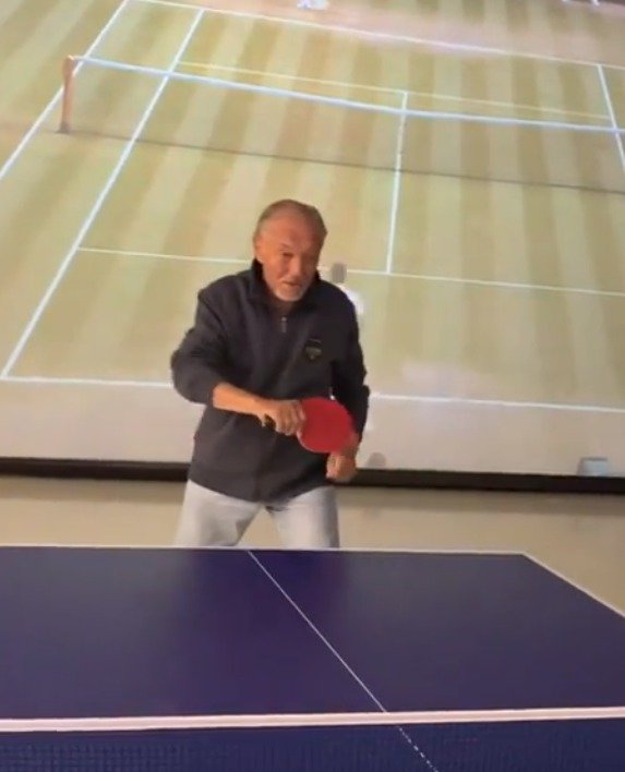 Karel Gott hraje ping pong