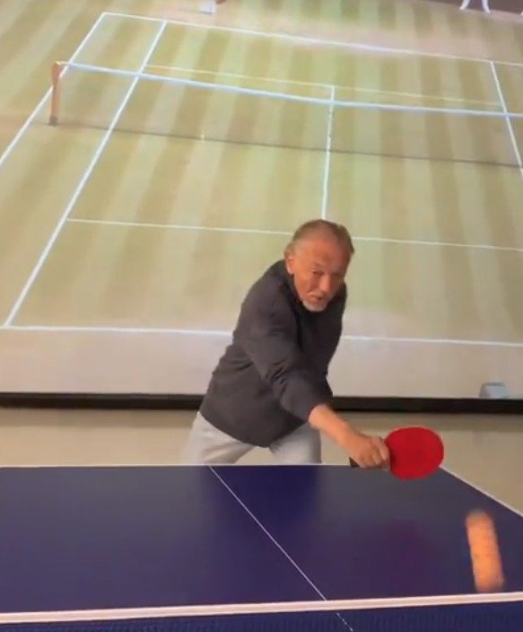 Karel Gott hraje ping pong