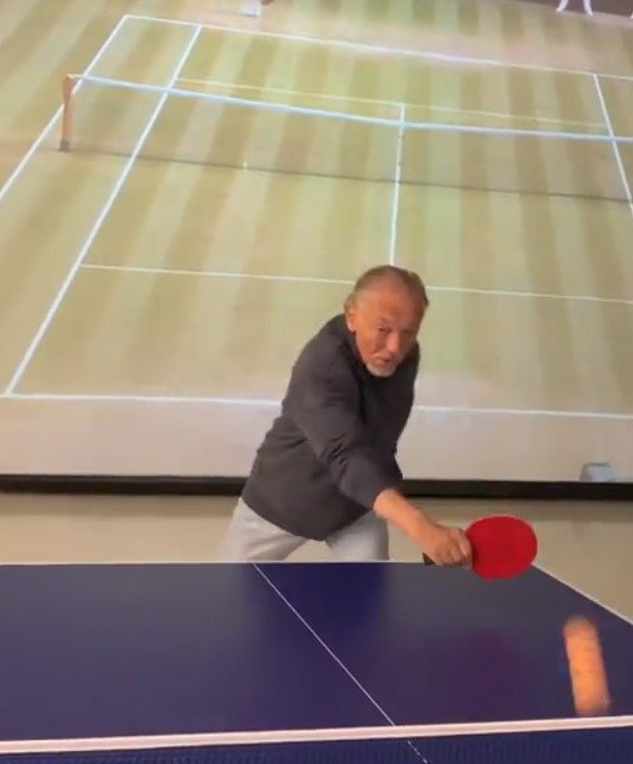 Karel Gott hraje ping pong. 