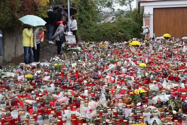 I když poslední rozloučení probíhá s Karlem Gottem na Žofíně, lidé stále přicházejí také na Bertramku.