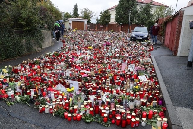 I když poslední rozloučení probíhá s Karlem Gottem na Žofíně, lidé stále přicházejí také na Bertramku.