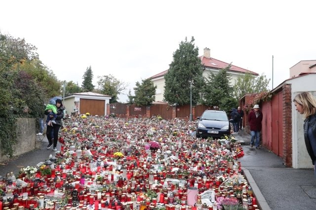 I když poslední rozloučení probíhá s Karlem Gottem na Žofíně, lidé stále přicházejí také na Bertramku.