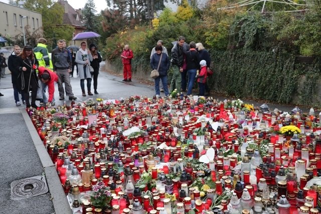 I když poslední rozloučení probíhá s Karlem Gottem na Žofíně, lidé stále přicházejí také na Bertramku.