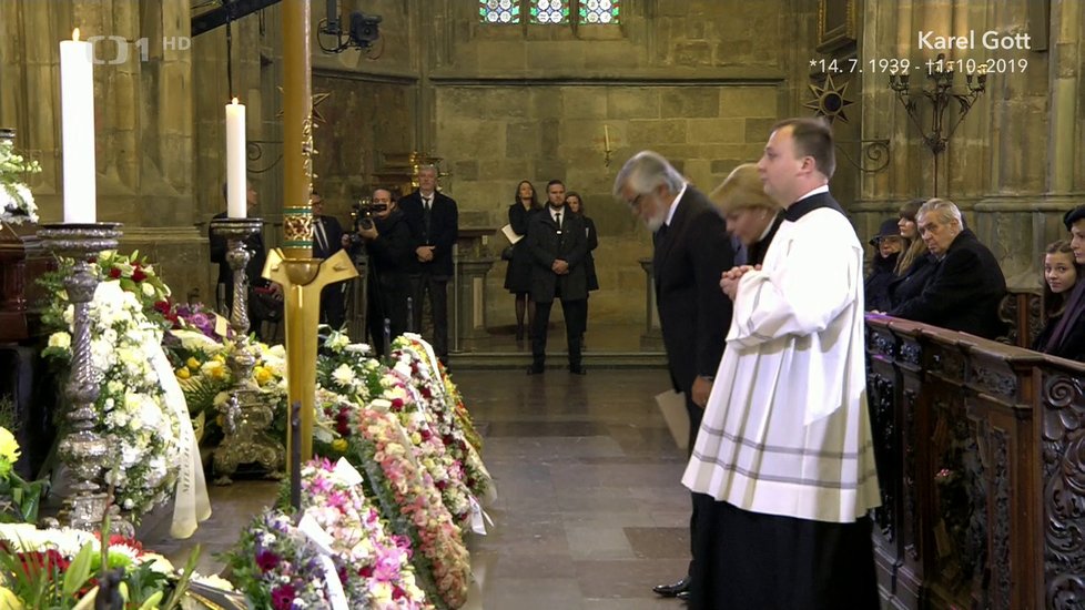 Dagmar Havlová s Jiřím Bartoškou pronášeli tzv. přímluvné modlitby.