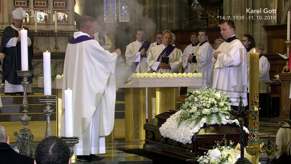 Kněz Zbigniew Czendlik pokropil rakev s ostatky Karla Gotta svěcenou vodou a okouřil kadidlem.