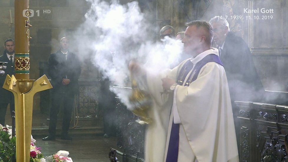 Kněz Zbigniew Czendlik pokropil rakev s ostatky Karla Gotta svěcenou vodou a okouřil kadidlem.