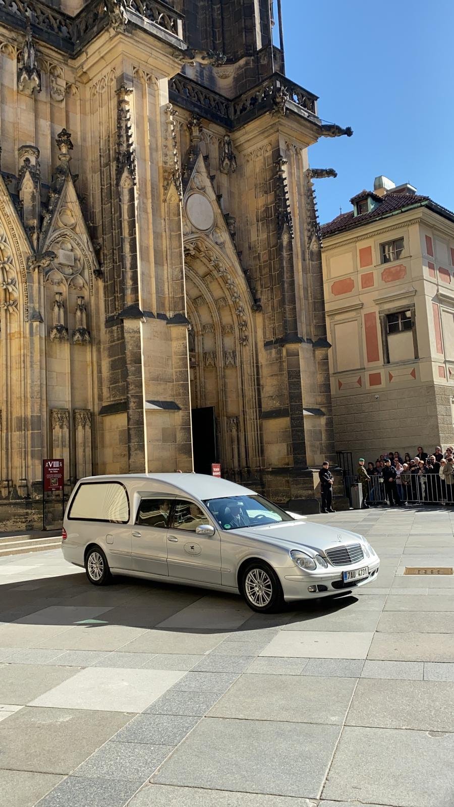 Ještě před koncem zádušní mše přijelo před chrám auto pohřební služby.