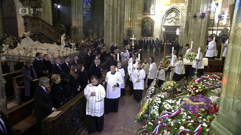 Mše se chýlí ke konci. Duchovní z presbytáře začali tvořit smuteční průvod.