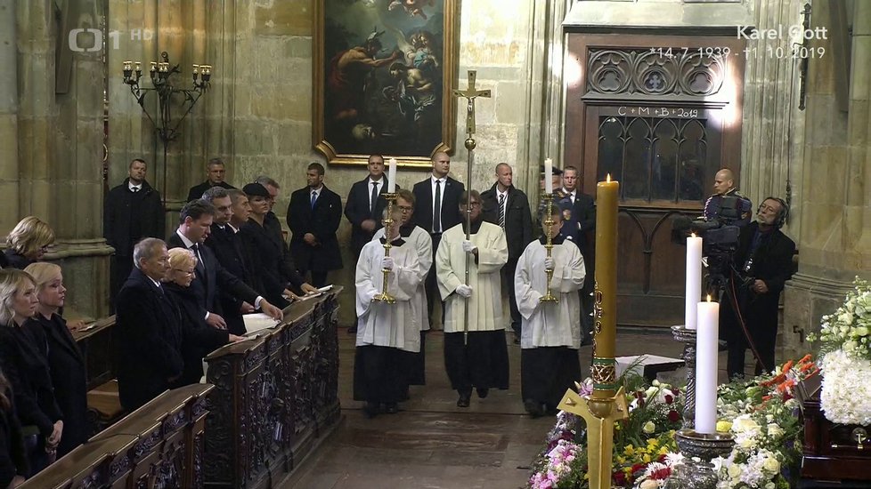 Mše se chýlí ke konci. Duchovní z presbytáře začali tvořit smuteční průvod.