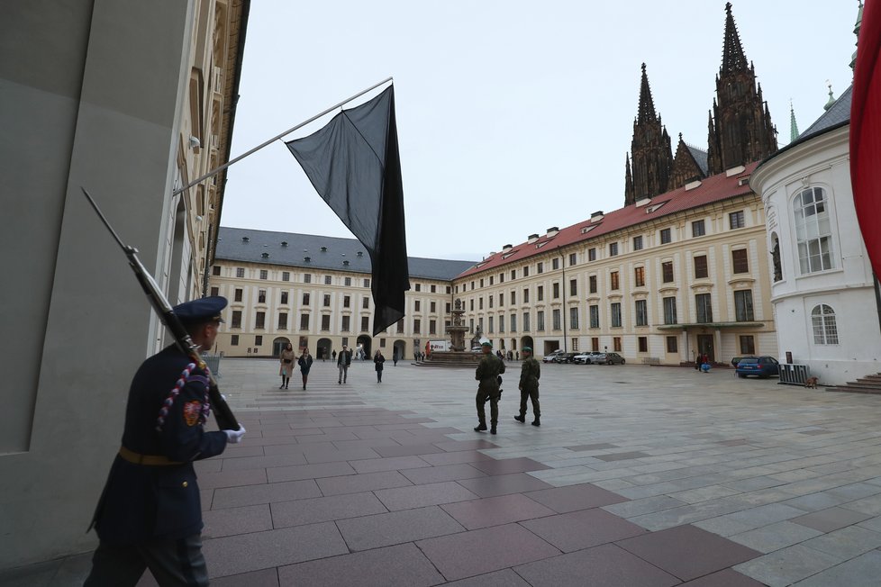 Přípravy na zádušní mši na Pražském hradě.
